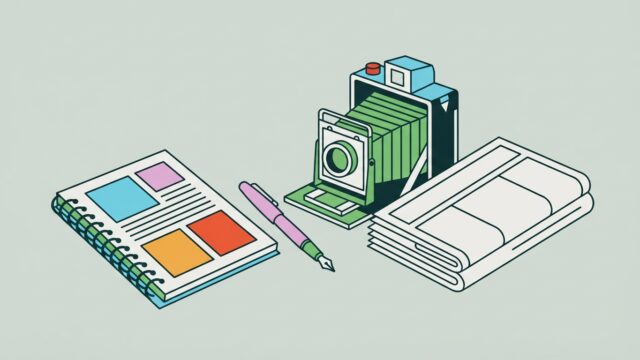 Carnet, stylo et appareil photo de reporter